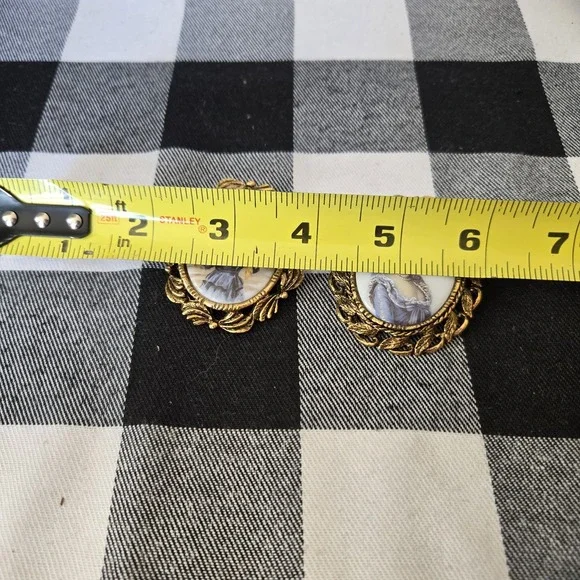 Lot of 2 Gold Tone Metal Framed Victorian Inspired Brooches of Female Subjects - Picture 11 of 11